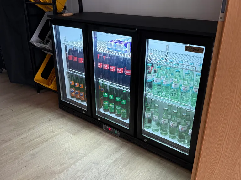 Getränkekühlschrank im The Greenhouse Alsbach mit Wasser und Softgetränken