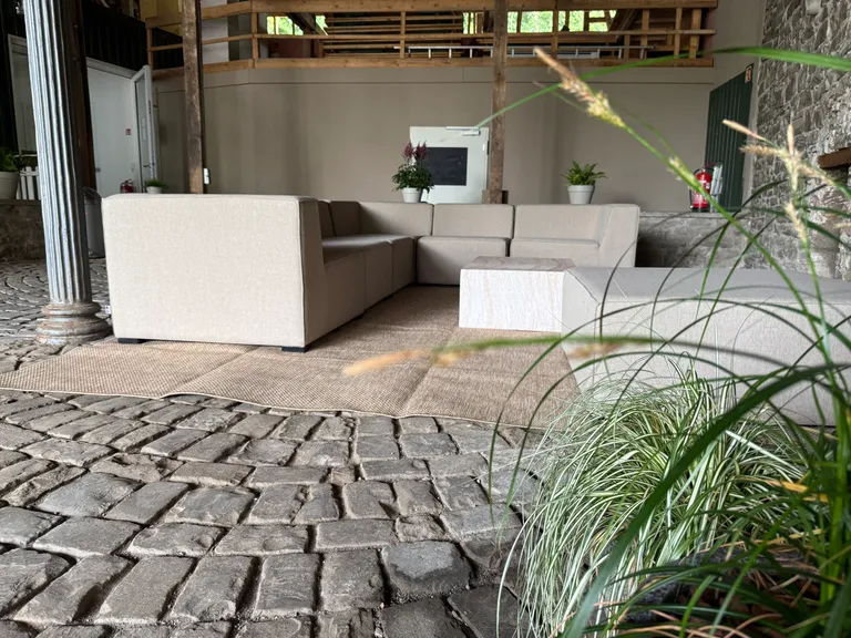 Innenhof-Lounge mit gemütlichen Sitzbereichen und Pflanzen