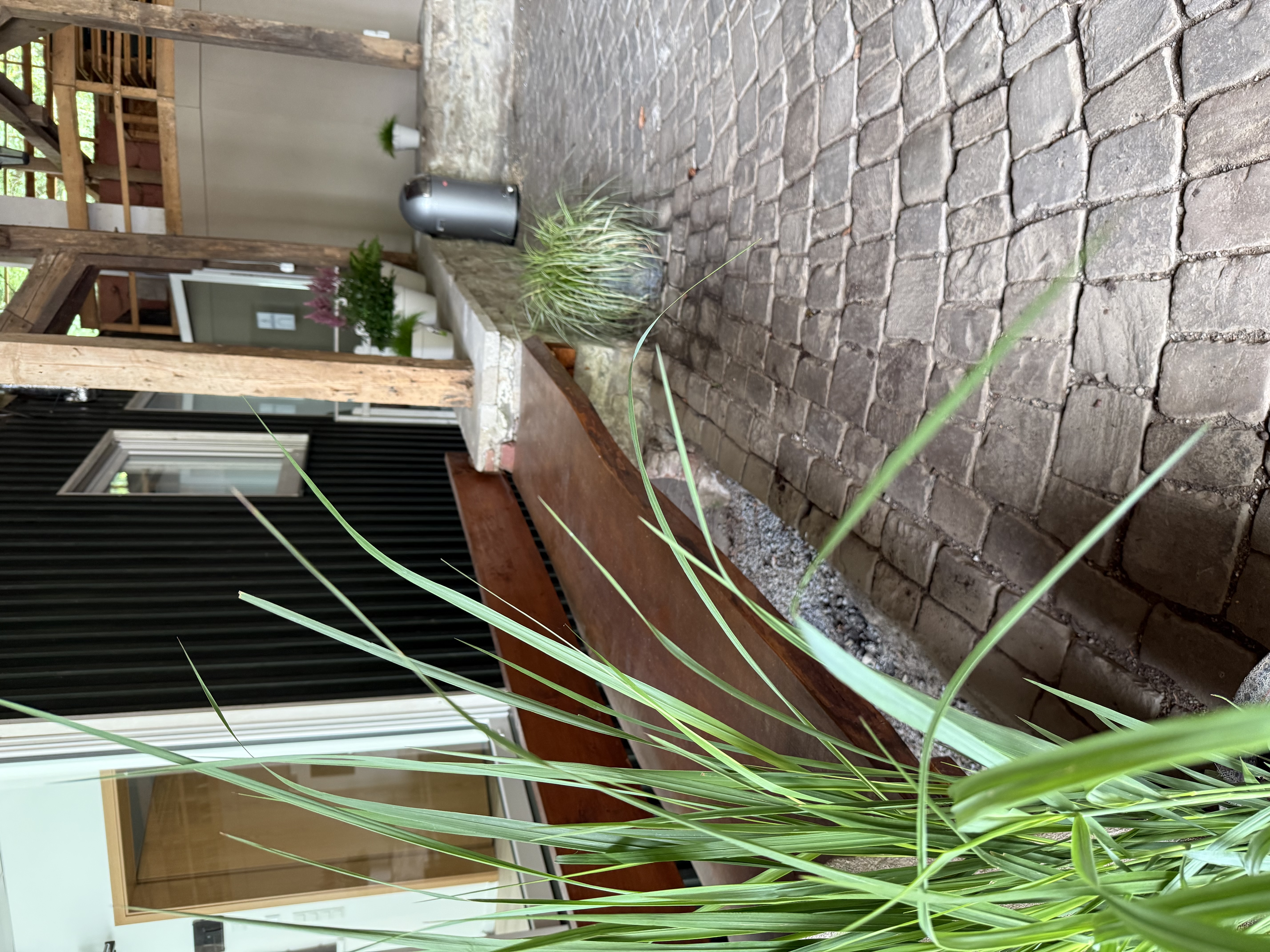 Gemütliche Sitzmöglichkeiten in der Innenhof-Lounge