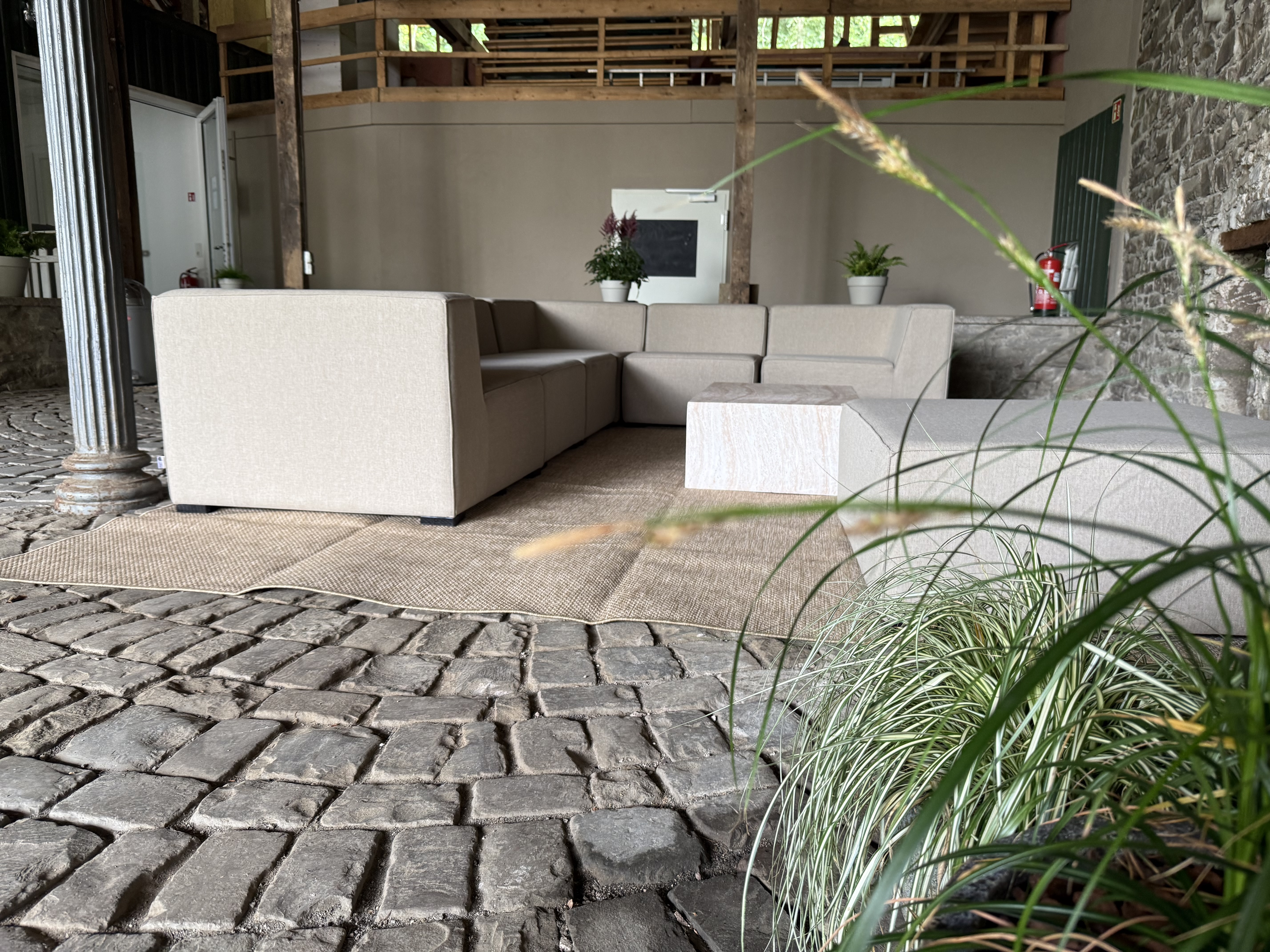 Innenhof-Lounge mit gemütlichen Sitzbereichen und Pflanzen