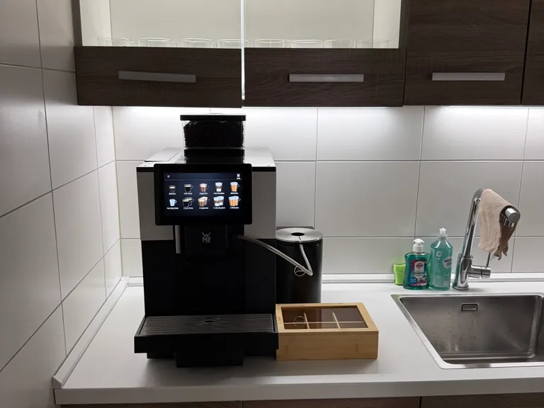 Moderner Kaffee- und Getränkebereich mit automatischer Ausstattung
